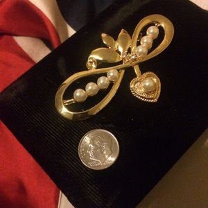 🎀SALE! Vintage gold faux pearl brooch pin