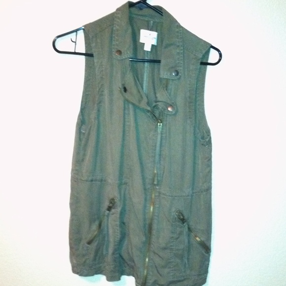 Military fun edgy vest plus free bracelet!