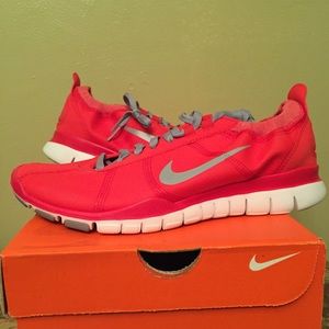 BRAND NEW NIKE SNEAKERS FREE 5.0