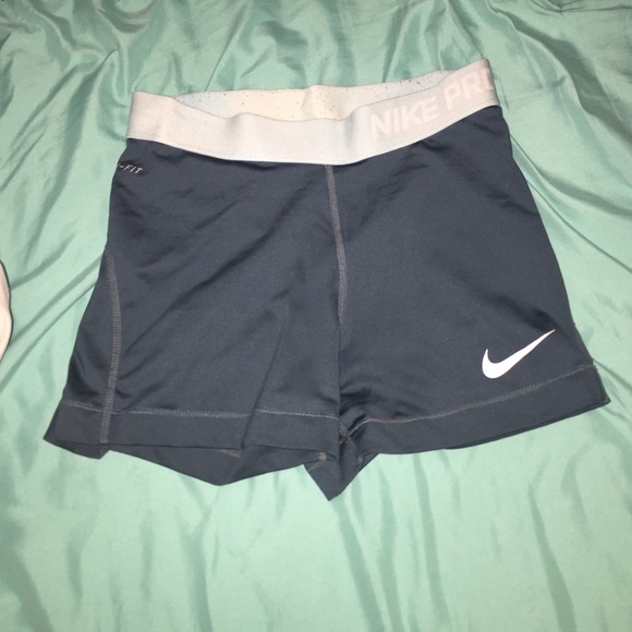 Nike Pros - Picture 1 of 2