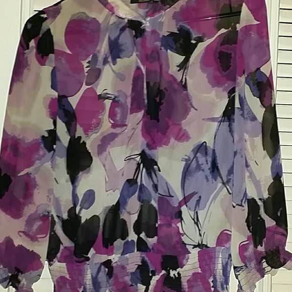 Beautiful blouse - Picture 2 of 3