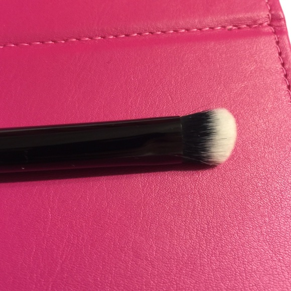 marc jacobs concealer brush