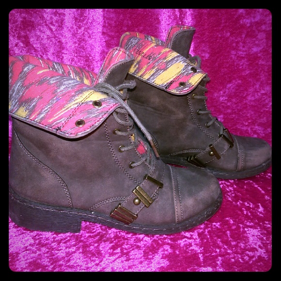 Size 6 grayish combat boots.