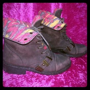 Size 6 grayish combat boots.