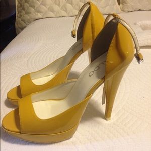 Aldo shoe .... Yellow color