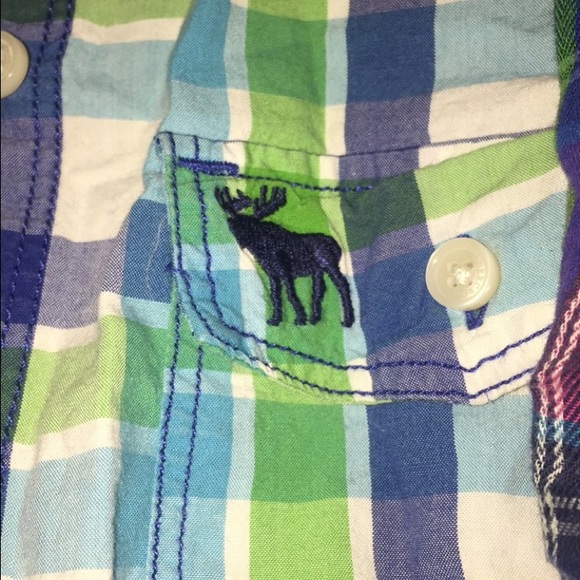Long sleeve button ups - Picture 3 of 4