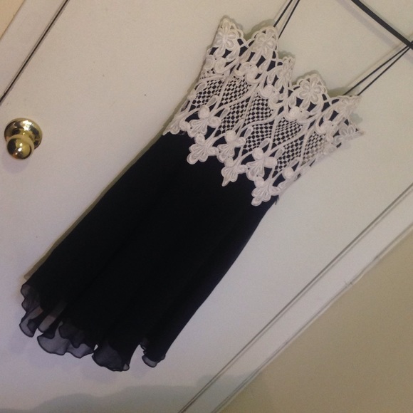 Super cute white & black dress
