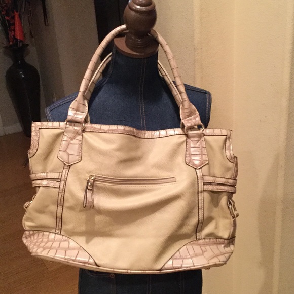 Purse. DONATED TO FIRE VICTIM OF LAKE ISSABELLA - Picture 2 of 4