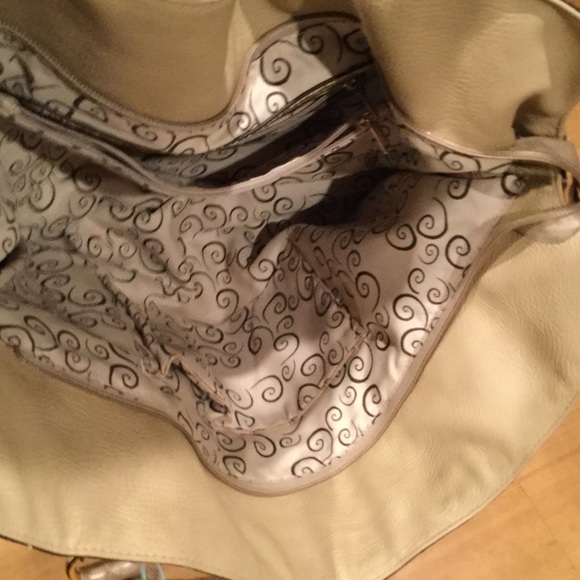 Purse. DONATED TO FIRE VICTIM OF LAKE ISSABELLA - Picture 3 of 4