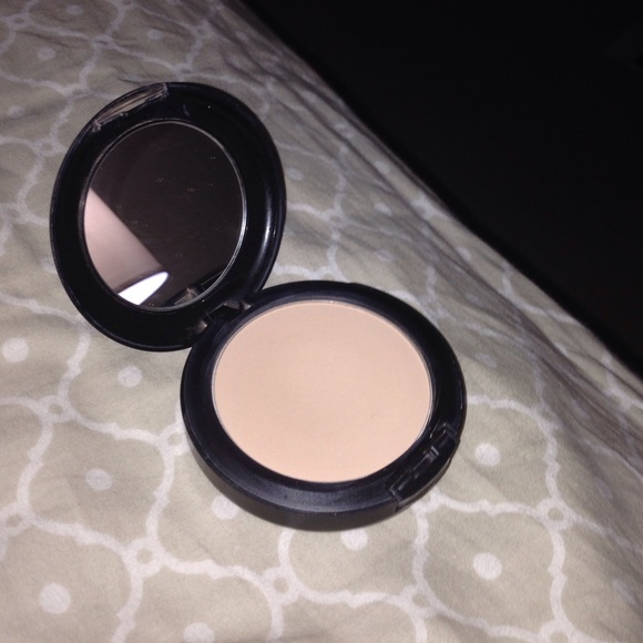 MAC FOUNDATION POWDER AND SPONGE