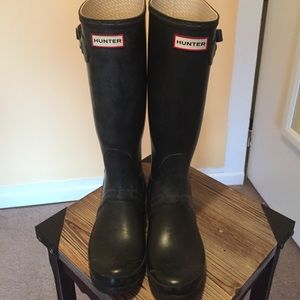 Hunter Original tall boots in olive. Size 6M/7F.