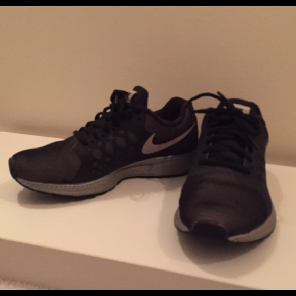 Nike "Zoom" running sneakers Sz 6