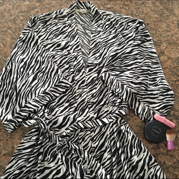 VS Very Sexy Satin Kimono - Picture 2 of 4