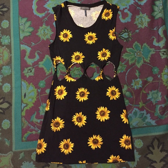*SOLD* Sunflower cut outs dress 🌻 - Picture 2 of 2