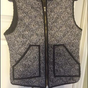 Grey vest. NEVER WORN. Size large (8/10)