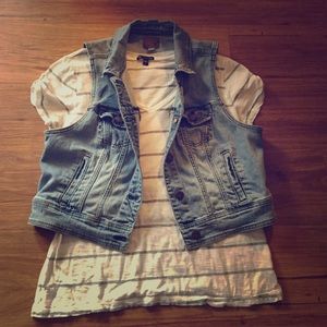 AE light wash denim vest