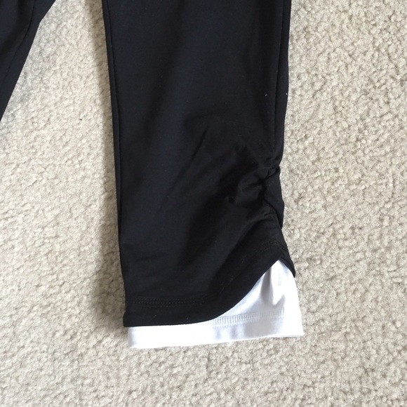❌SOLD❌ Forever 21 Yoga Pants Crop Leggings - Picture 4 of 4
