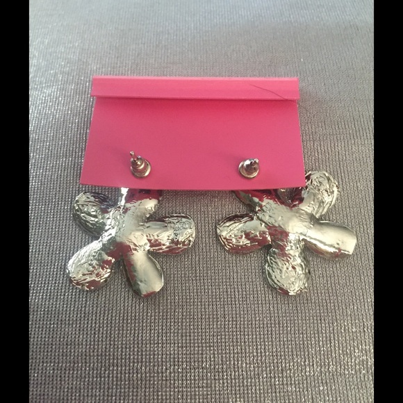 Enamel Daisy Flower Earrings - Picture 3 of 3