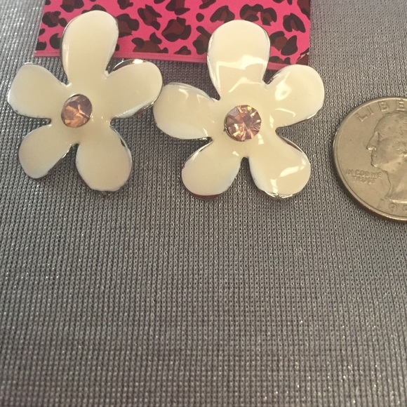 Enamel Daisy Flower Earrings - Picture 2 of 3