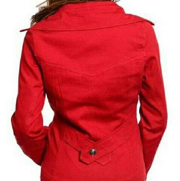 Red jacket button close  b5008 - Picture 2 of 2