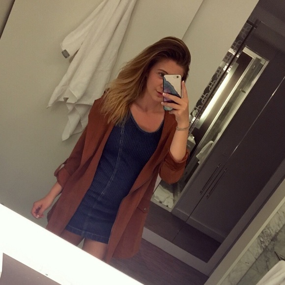 🎉 MEET THE POSHER 🎉 - Picture 3 of 10