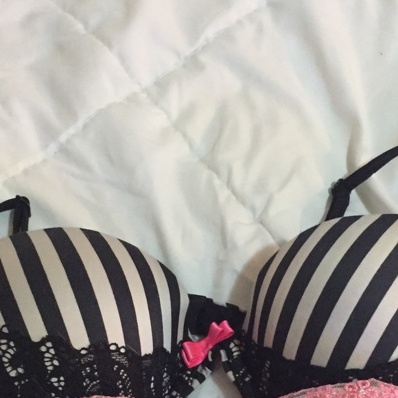 Black whit stripe vs bra
