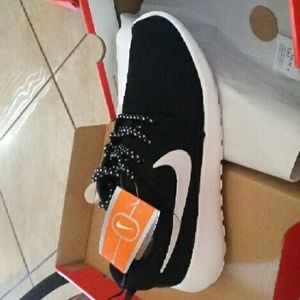 Lowest!!!!NwT Nike roshe run
