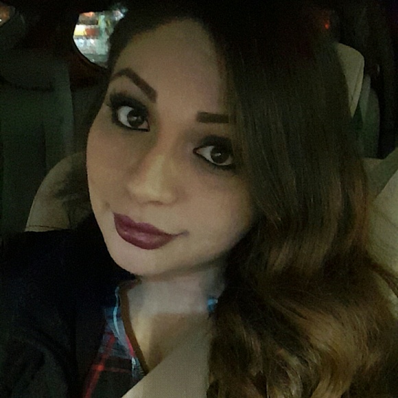 Meet your Posher, Claudia