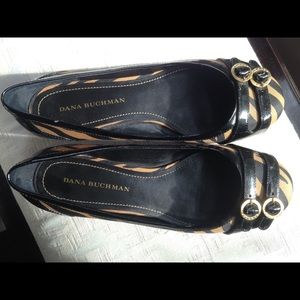 Dana Buchman gold zebra flat shoes Dana Buchman gold zebra flat shoes