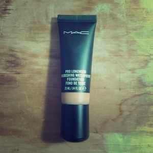 MAC Pro Longwear Foundation NC45