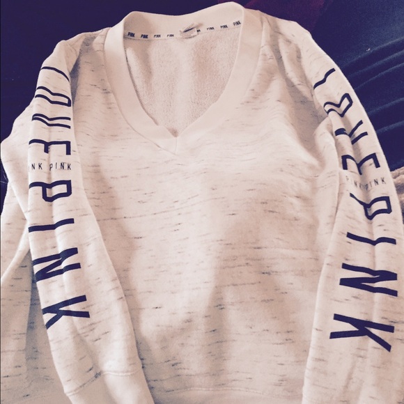 ✳️SOLD ON MERC ✳️Vs pink vneck sweatshirt