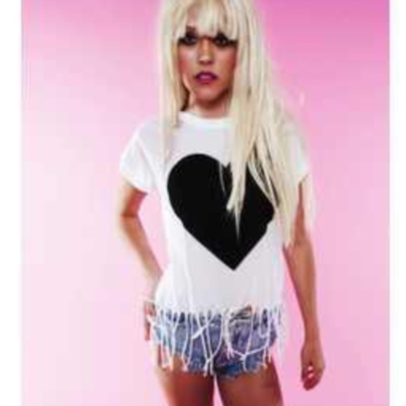 💟 Wildfox heart tee black & white frayed crop top