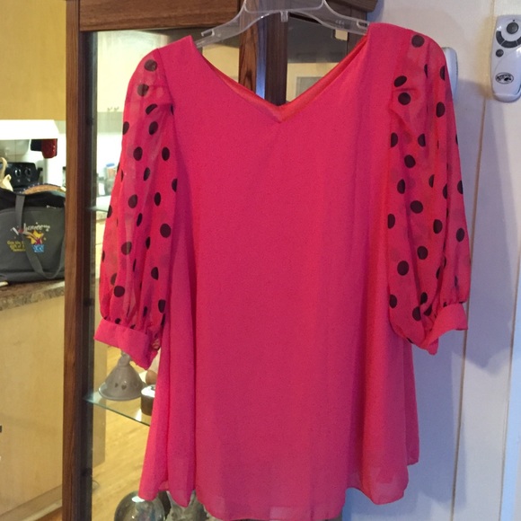 SOLD 🎉🎉BEAUTIFUL HOT PINK BLOUSE 🐰