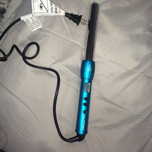 NUME CLAMPLESS CURLING IRON. Used 2ce
