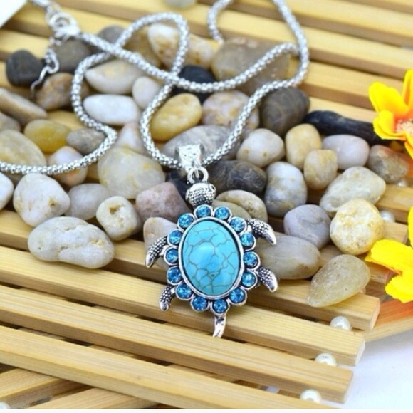 (L3) Turtle Necklace - Picture 3 of 3