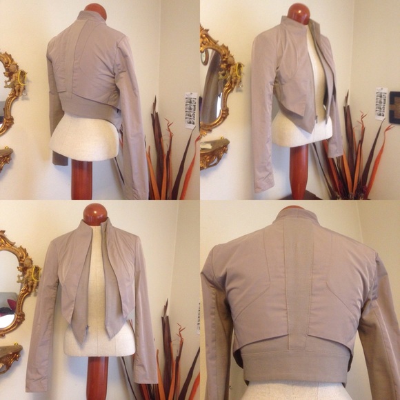 ‼️LAST CHANCE‼️ BCBG MAXAZRIA CROPPED BLAZER - Picture 3 of 7