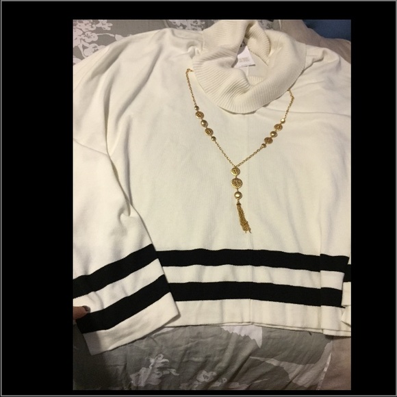 Last one๐NEW๐Gorgeous sweater ๐ - Picture 2 of 3