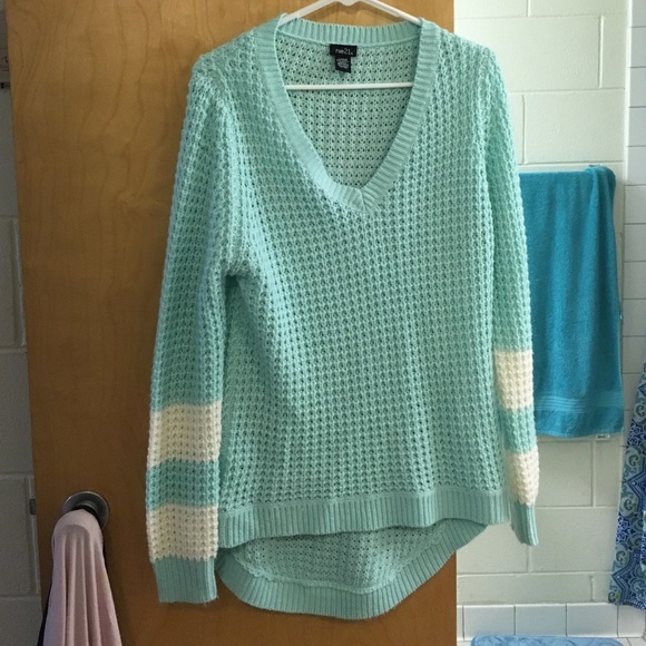 Knit long sleeve high low worn once