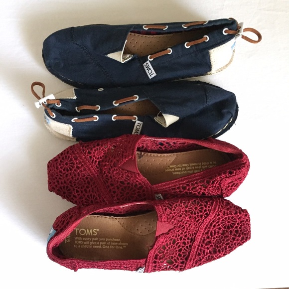TOMS Bundle Red Crochet and Blue Boat Style Size 5
