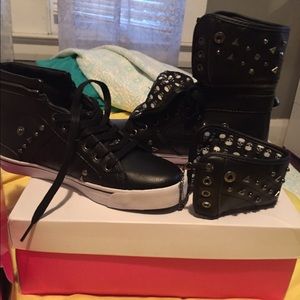 Black skull pastry high top/sneaker