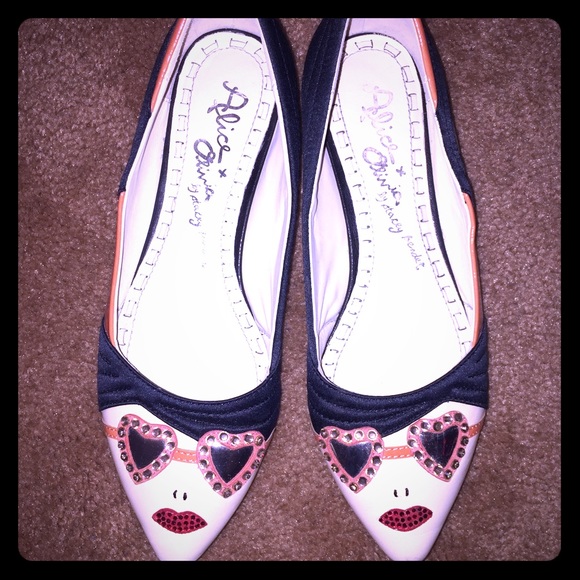 Alice + Olivia Stacey Flat 😎😘