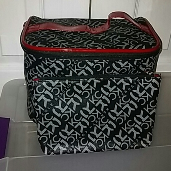 Kenneth Cole Reaction Cosmetic Case Set