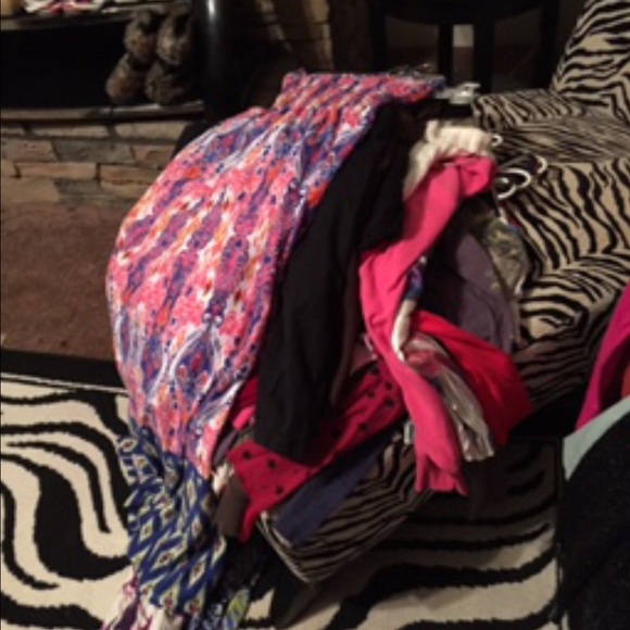 So many clothes. What u looking for? Sell or trade - Picture 3 of 4