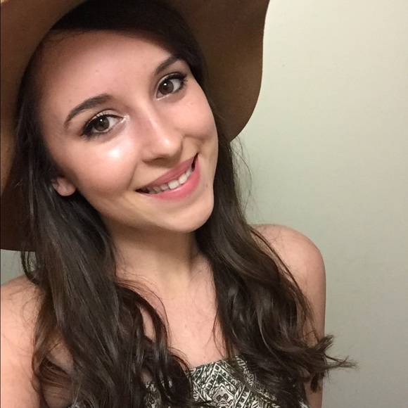 Hey, I'm Kaley 🌺 - Picture 2 of 3