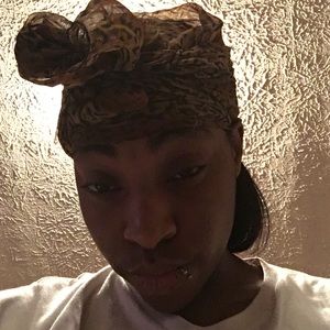 Meet your Posher, Santasha