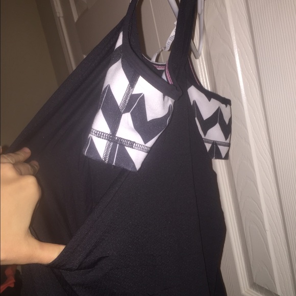 Black and white Lululemon No Limits Tank - Picture 4 of 4