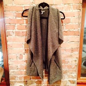 Sweater vest with zipper pockets