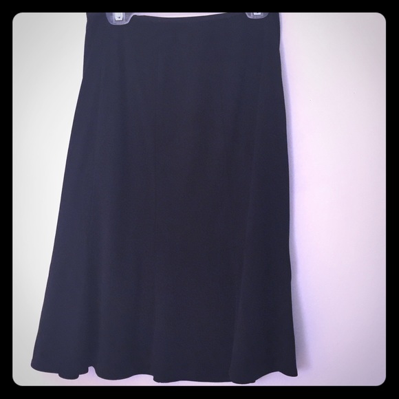 Petite sophisticat black flowy knee skirt