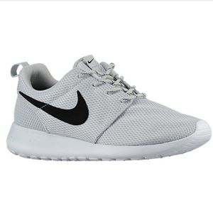 Woman's size 6 Nike Roshe Runs