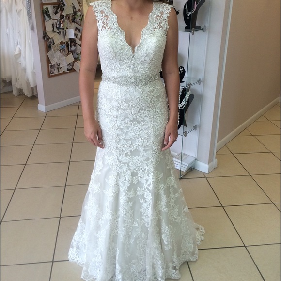 SOLD 💖Allure bridal lace style 9104 keyhole back - Picture 4 of 4